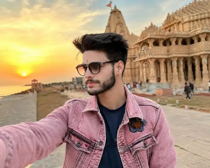 Selfie With Somnath Temple AI Prompt