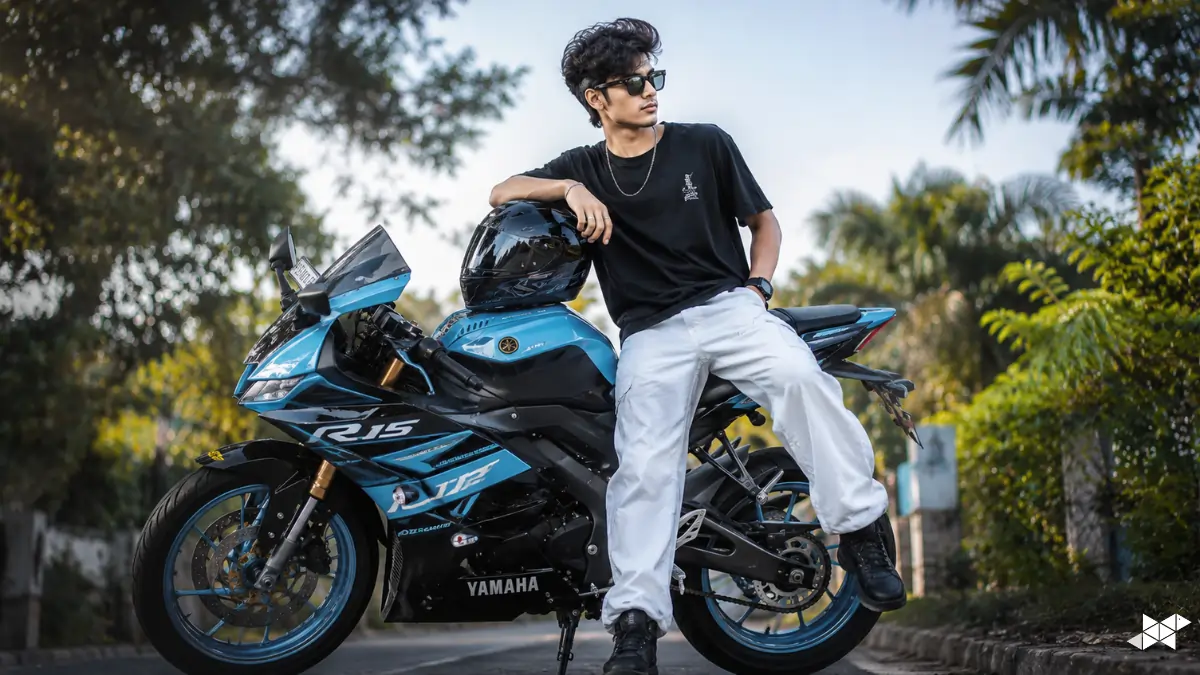 R15 V4 AI Photo Prompt for Viral Bike Portraits